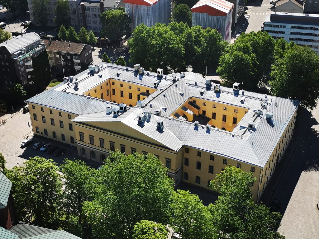 Akatemiatalo Tuomiokirkon tornista kuvattuna