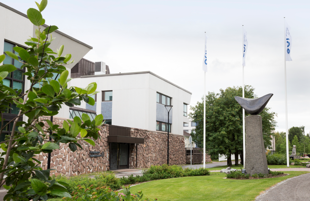 Kuva Rovaniemen hovioikeuden julkisivusta kesällä
