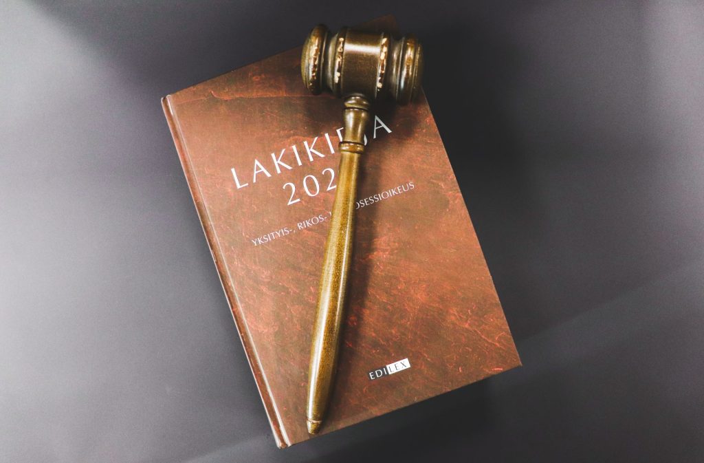 Tuomarin nuija lakikirjan päällä.