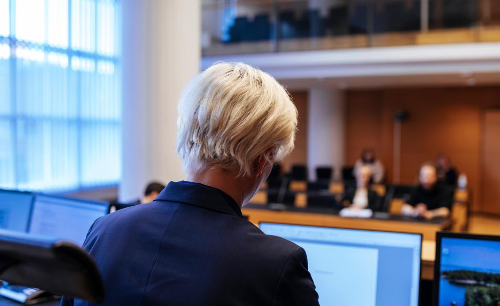 Henkilöitä oikeussalissa.