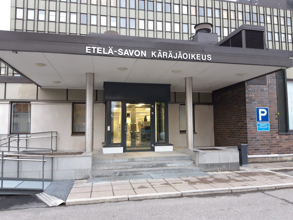 Etelä-Savon käräjäoikeuden Mikkelin kanslian rakennuksen sisäänkäynti. Ovien edessä rappuset, vasemmalla ramppi.