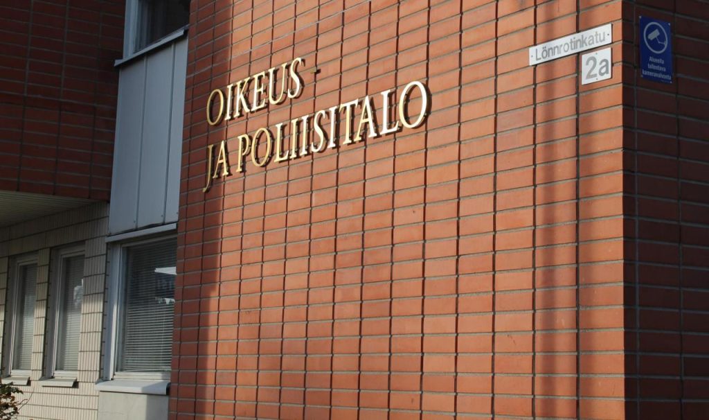 Kajaanin oikeustalon edusta