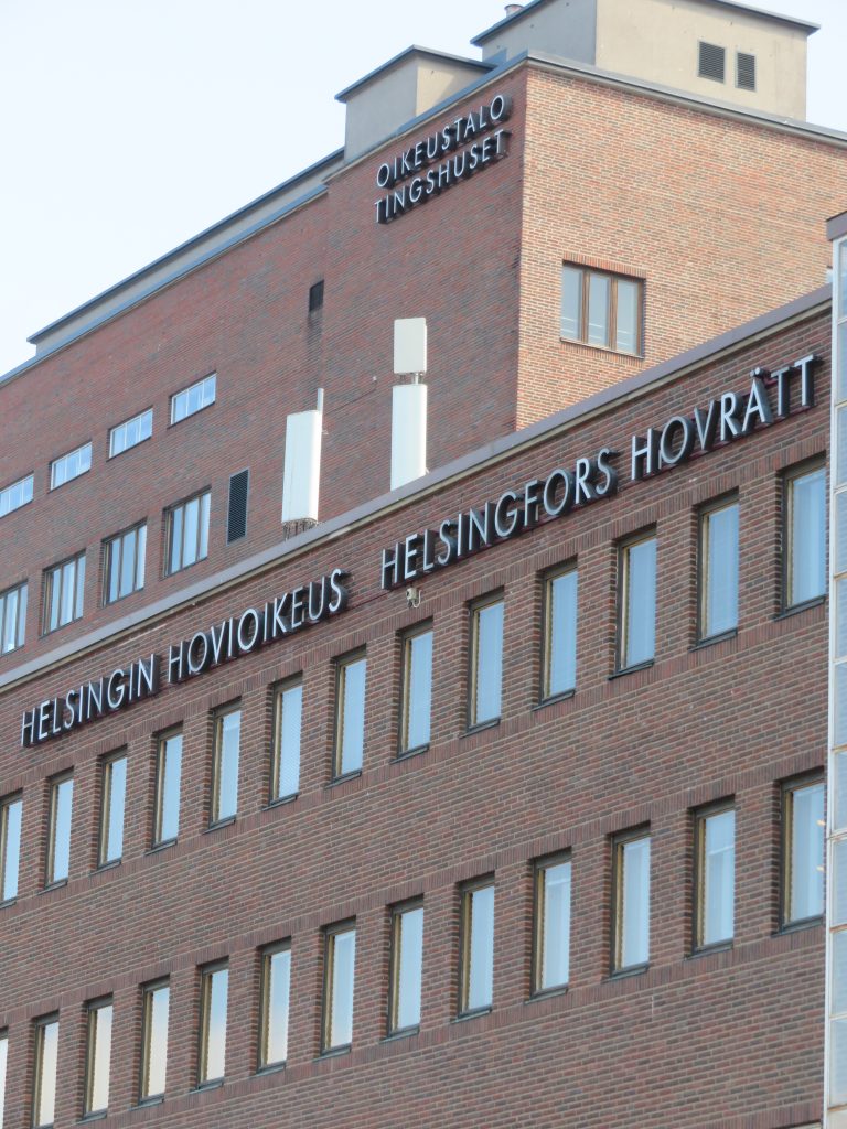 vertikaalinen lähikuva julkisivusta HO-oikeustalo tekstein