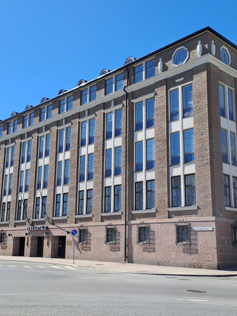 Oikeustalon julkisivu