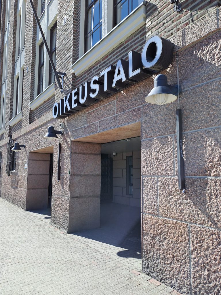Oikeustalon sisäänkäynti